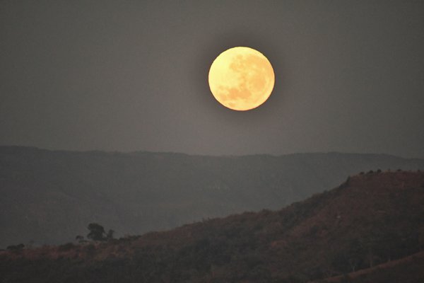 Maan 's ochtends heel vroeg in de Serra de Canastra, Brazilië